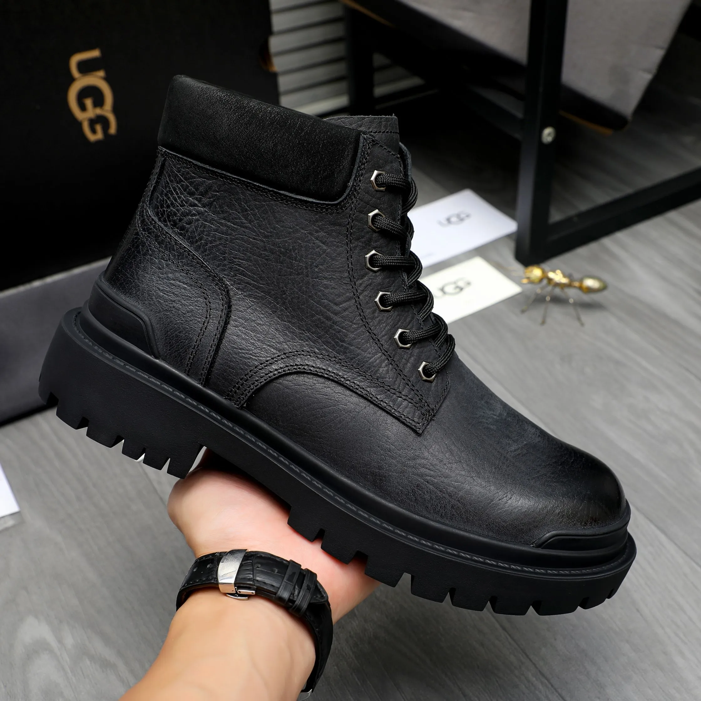P620 Product trademark: "UGG" Gaobang men's shoes Regular size: 39-44 Product materials: Selected color-brushed cowhide upper, wool lining, original outsole